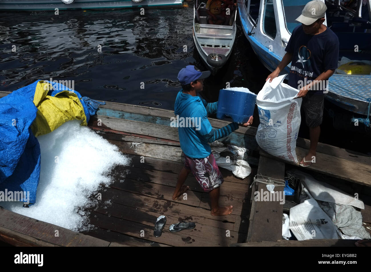 Il ghiaccio usato per preservare pesce venduta dai pescatori in canoe vicino al Adolpho Lisboa Market Foto Stock