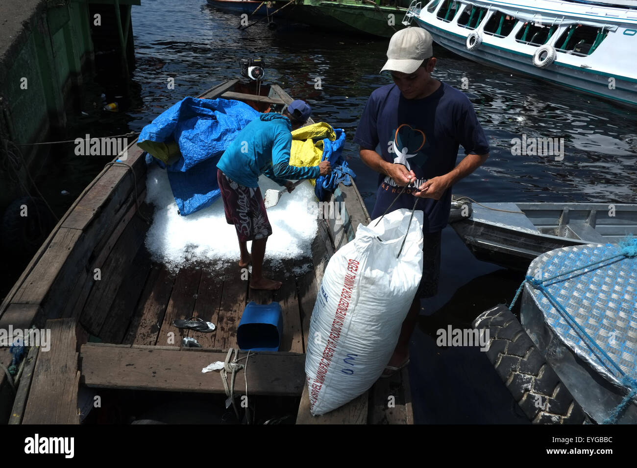 Il ghiaccio usato per preservare pesce venduta dai pescatori in canoe vicino al Adolpho Lisboa Market Foto Stock