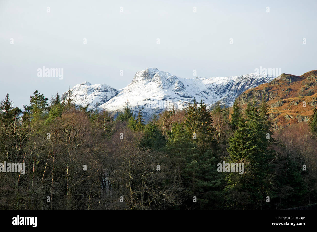 The Langdale Pikes in inverno Foto Stock