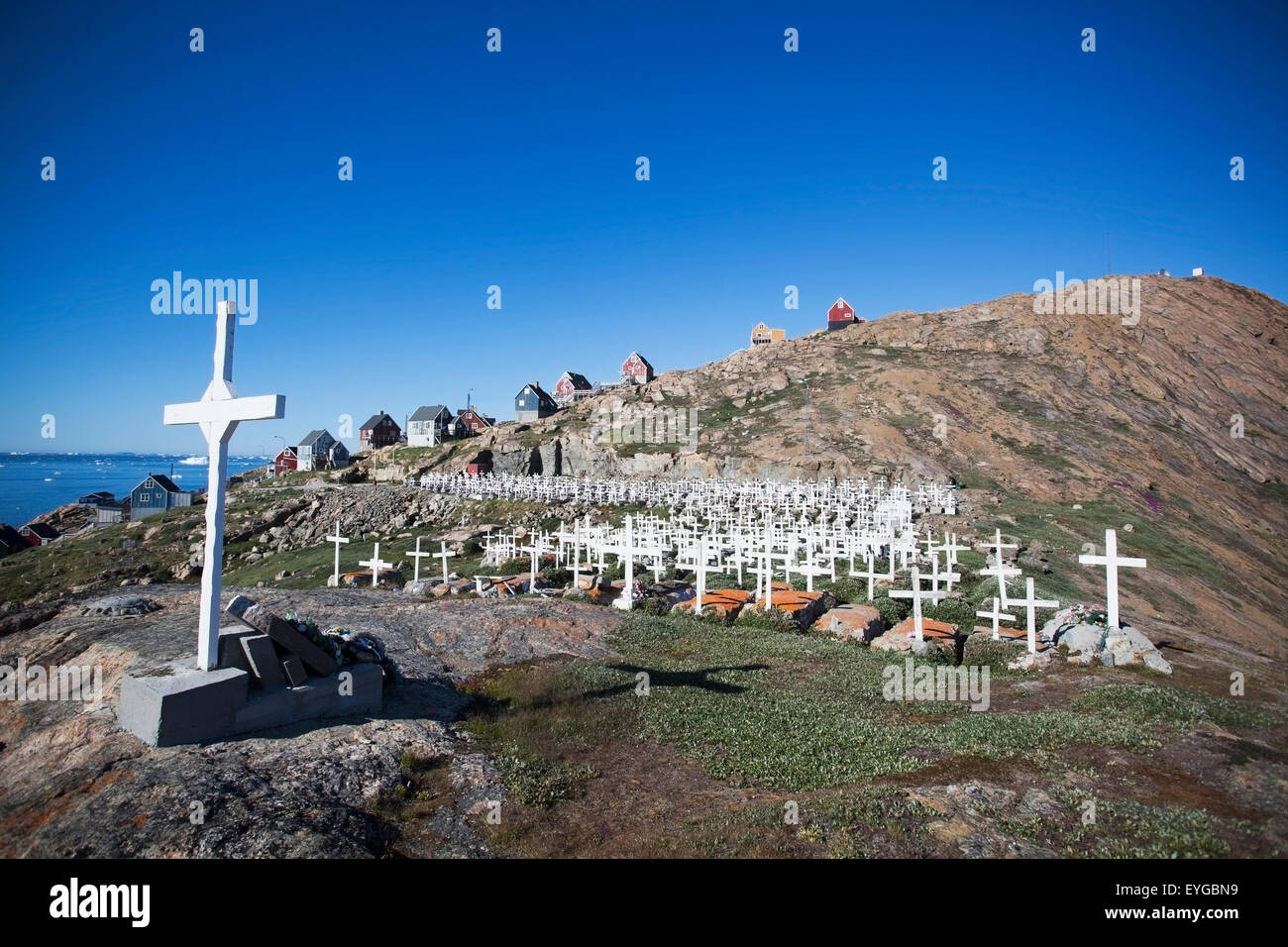 La Danimarca Groenlandia, cimitero tradizionale; Upernarvik Foto Stock