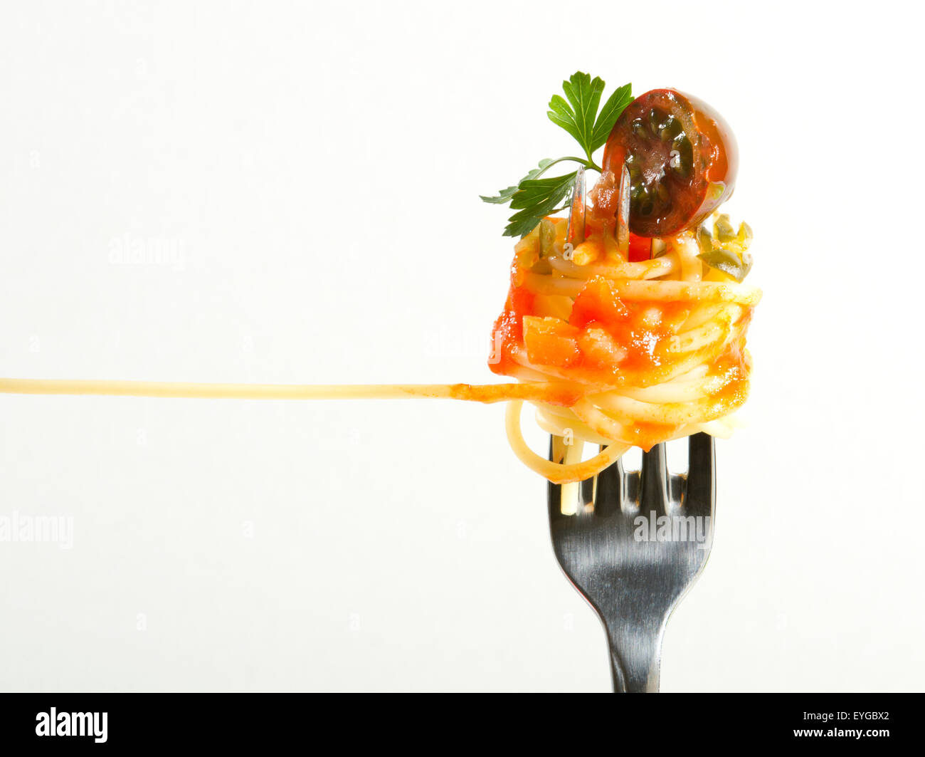 Spaghetti con salsa di pomodoro e il prezzemolo, isolato su sfondo bianco Foto Stock