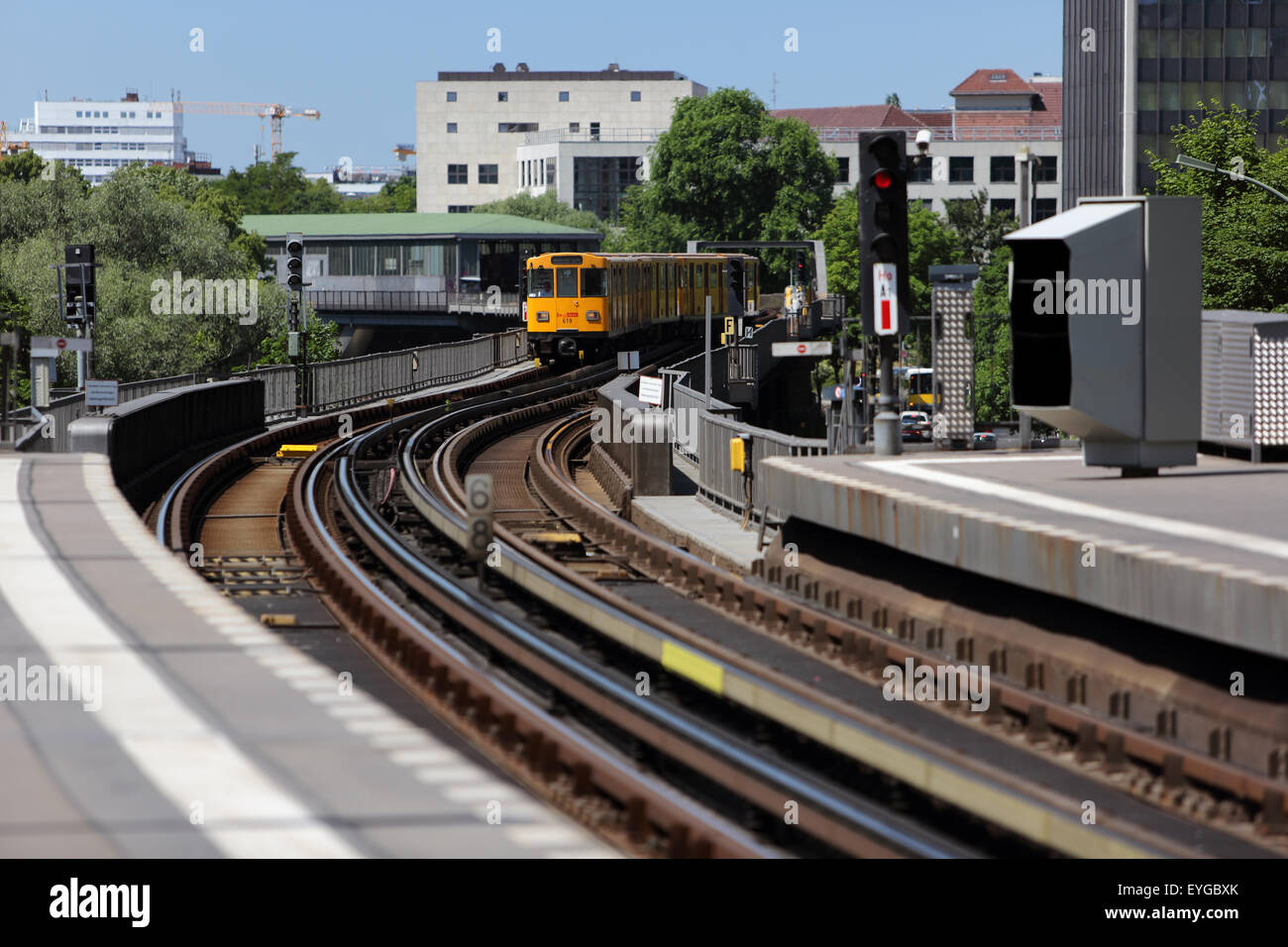Berlino, Germania, stazione della linea metropolitana U1 tra due stazioni Foto Stock