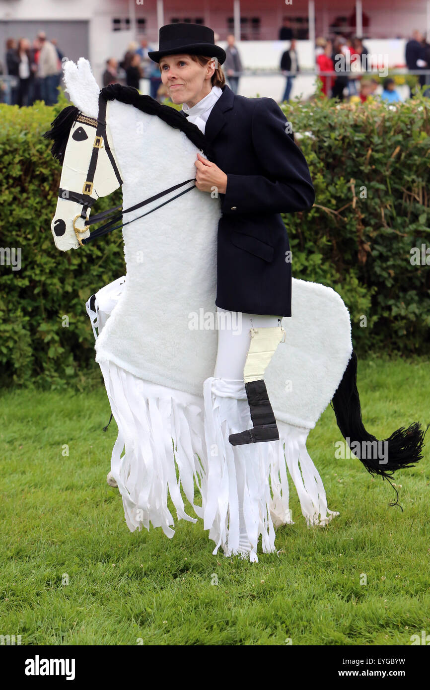 Amburgo, Germania, donna imita il dressage su un cavallo di cartone Foto Stock