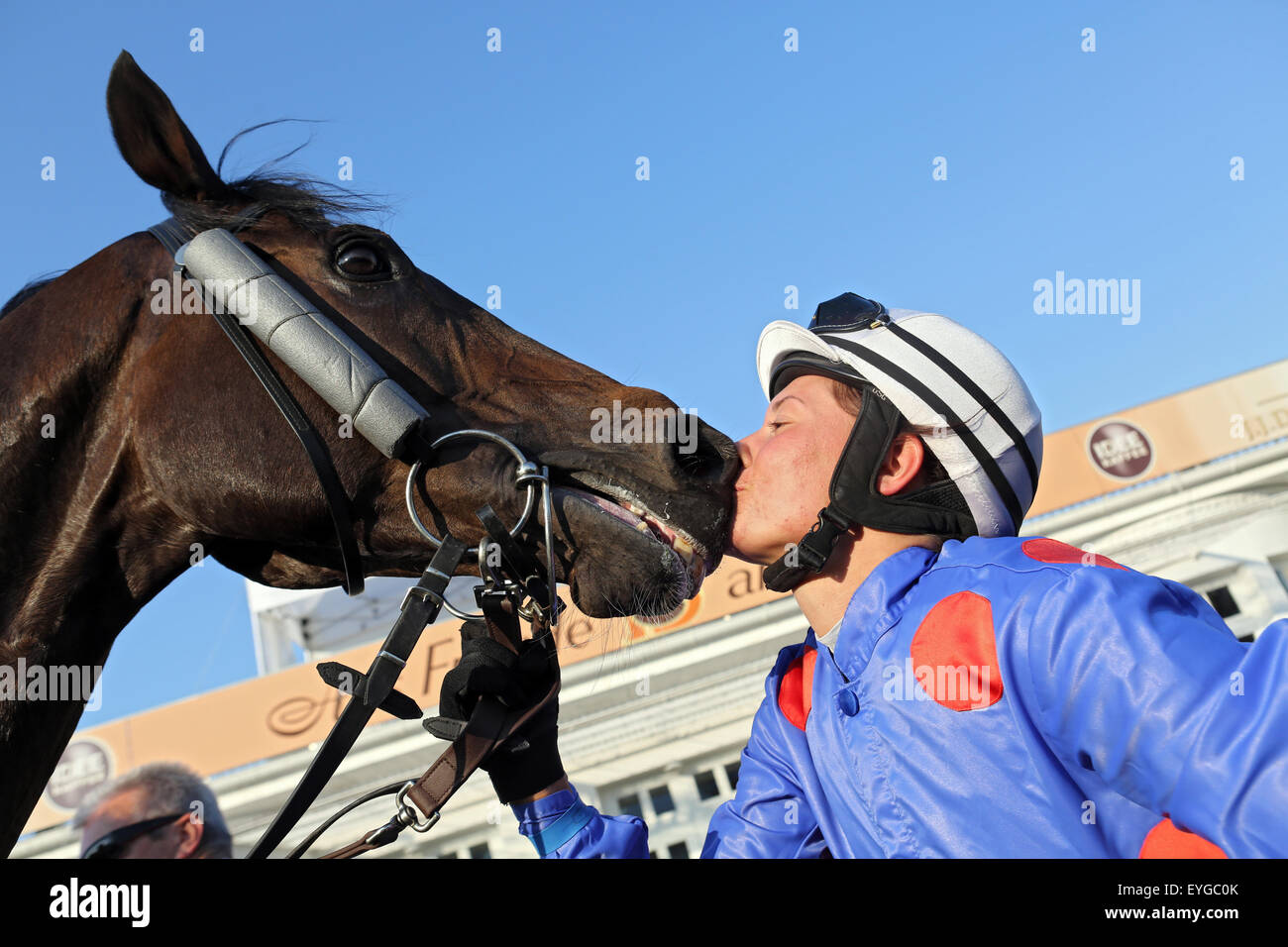 Amburgo, Germania, racing rider bacia il cavallo vincente dopo Foto Stock