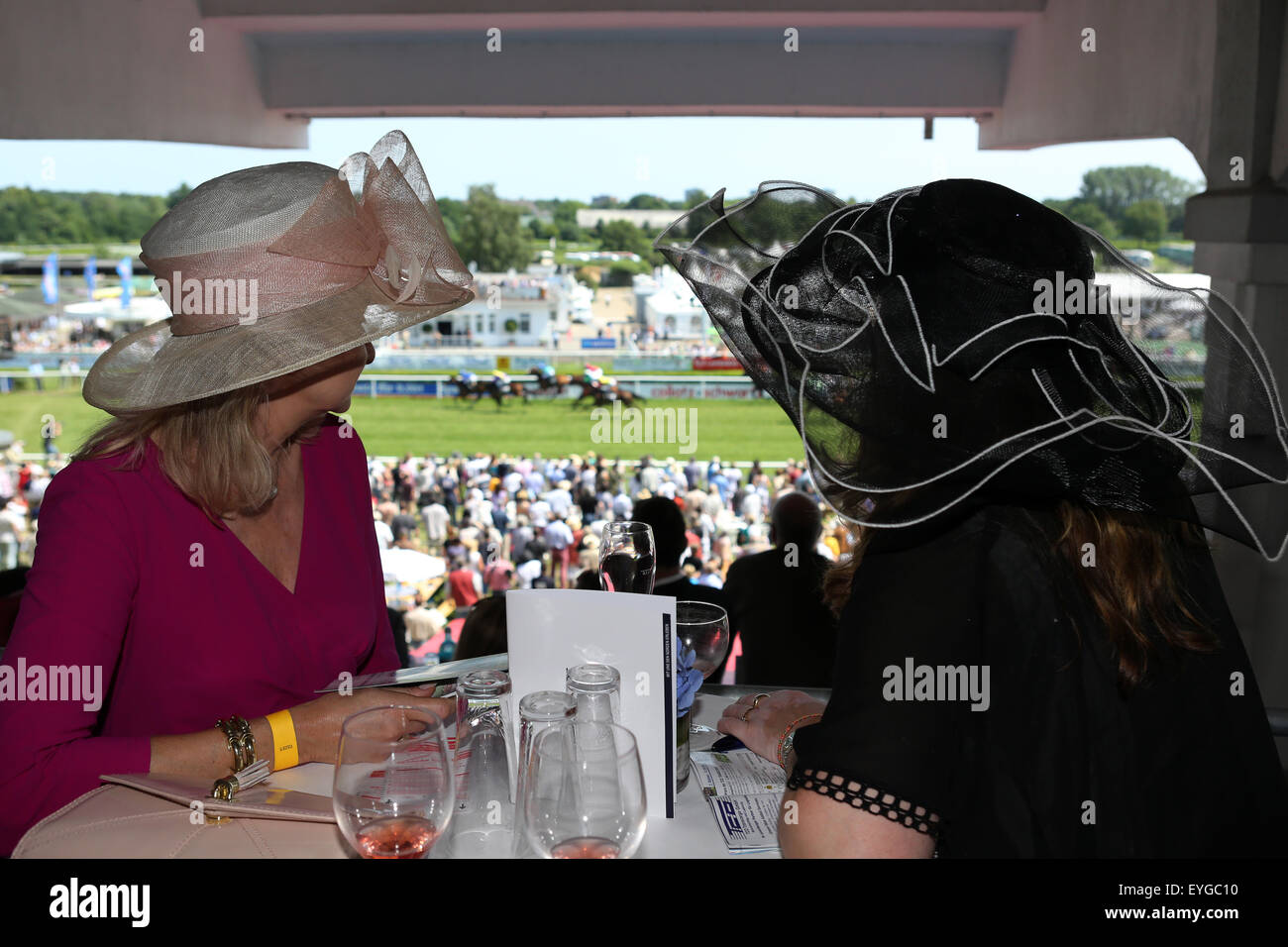 Ad Amburgo in Germania, le donne con il cappello a gare all'ippodromo Foto Stock