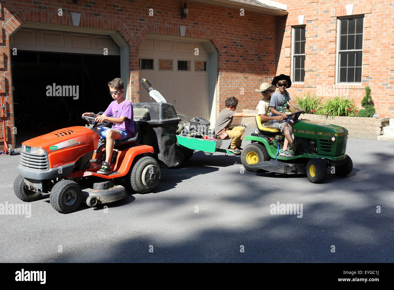 Du Bois, Stati Uniti, ragazzi ride su trattori prato Foto Stock