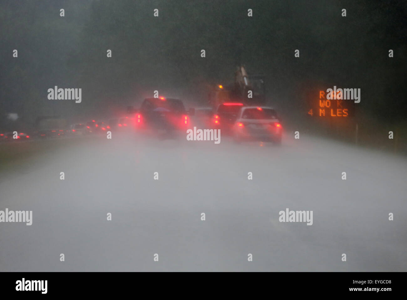 Charlotte, Stati Uniti d'America, simbolo foto, scarsa visibilità sull'autostrada sotto la pioggia Foto Stock
