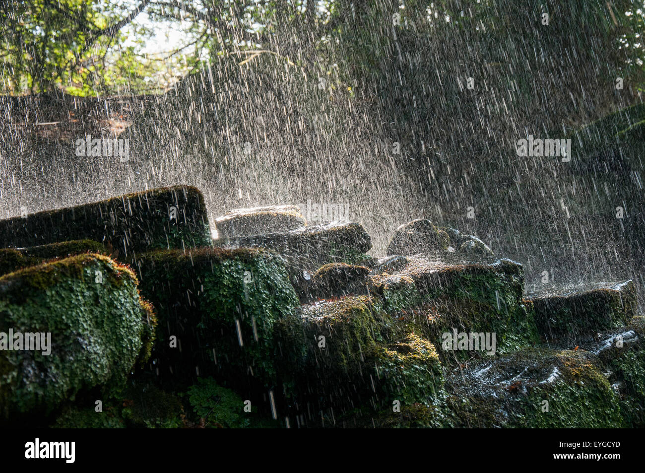 Heavy Rain bouncing Rocks off a Lumsdale rientrano nel Derbyshire, Peak District UK Foto Stock