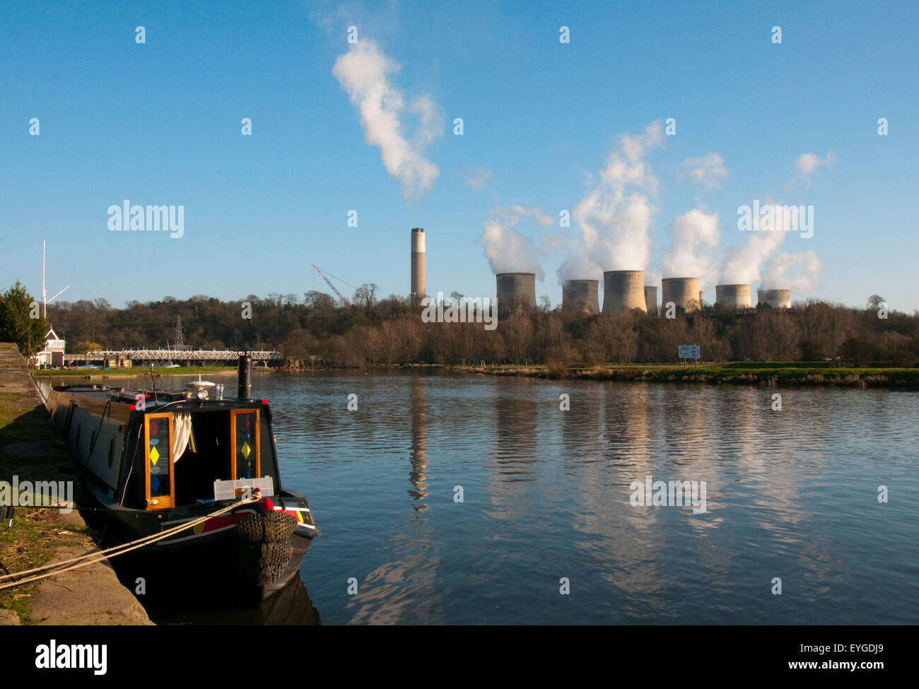 Ratcliffe su Soar Power Station visto da Trento serratura, Nottinghamshire England Regno Unito Foto Stock