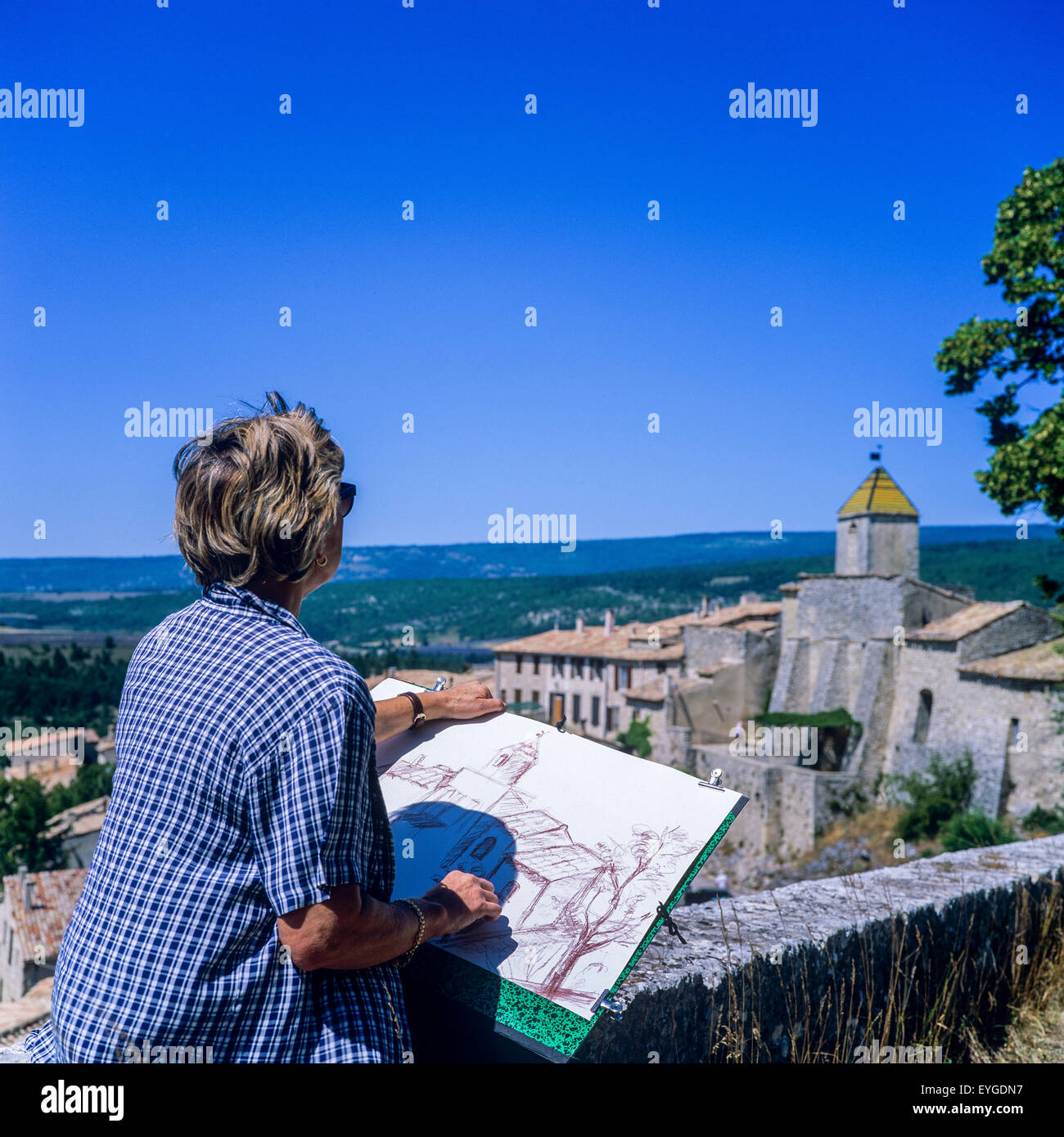 Donna di mezza età disegno Aurel appollaiato villaggio, Vaucluse Provence, Francia; l'Europa Foto Stock