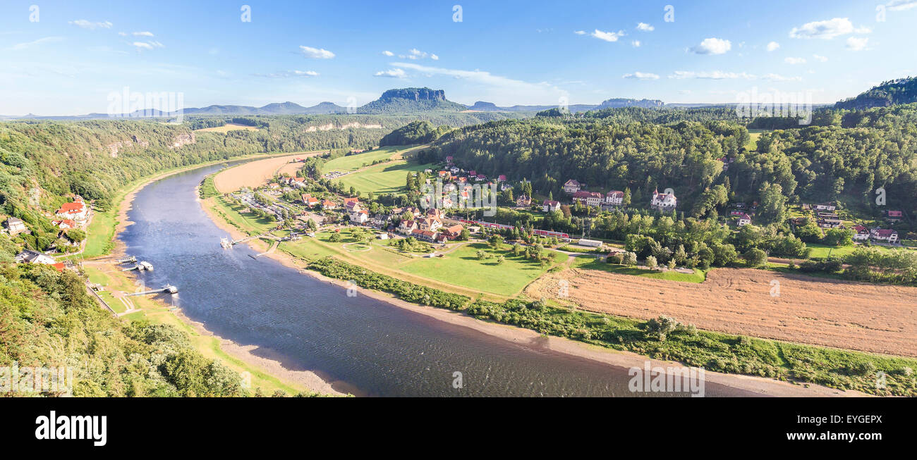 Vista panoramica di Rathen e del fiume Elba dal Bastei, Germania Foto Stock