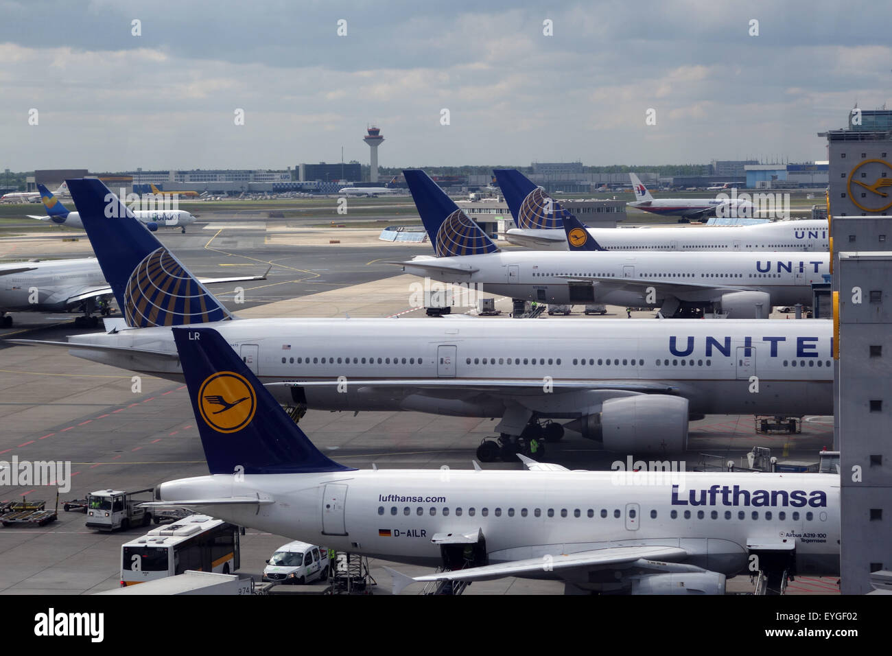 Frankfurt am Main, Germania, aeromobili operati da Lufthansa e United Airlines presso l'aeroporto di Francoforte Foto Stock