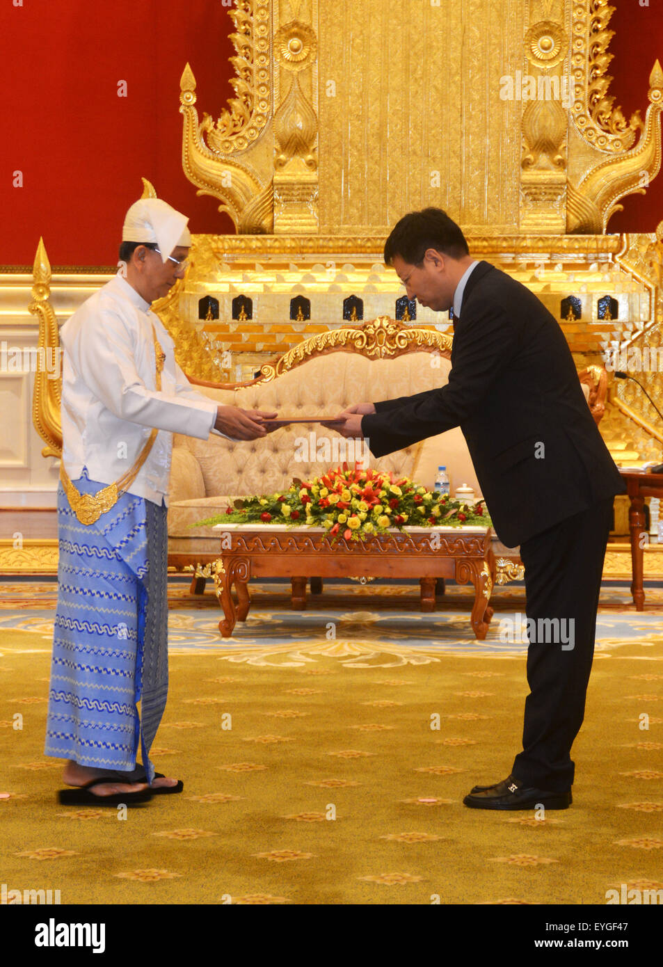 Yangon, Myanmar. 29 Luglio, 2015. Hong Liang (R), nuovo ambasciatore cinese a Myanmar, presenta la lettera di credito a Myanmar Presidente U Thein Sein presso la Residenza Presidenziale in Nay Gen. Pyi Taw, Myanmar, il 29 luglio 2015. © MNA/Xinhua/Alamy Live News Foto Stock