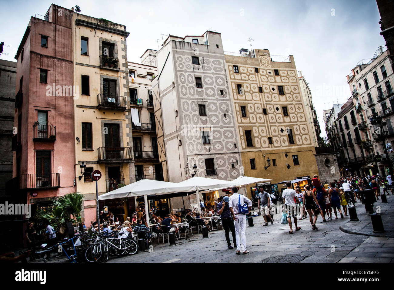 La gente che camminava sulle antiche strade del Barrio Gotico , Barcellona, Spagna Foto Stock