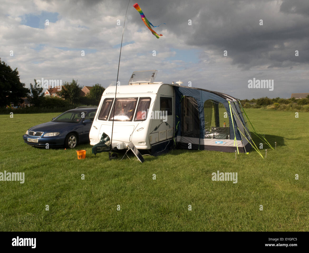 Touring caravan in loco con tenda da sole Foto Stock