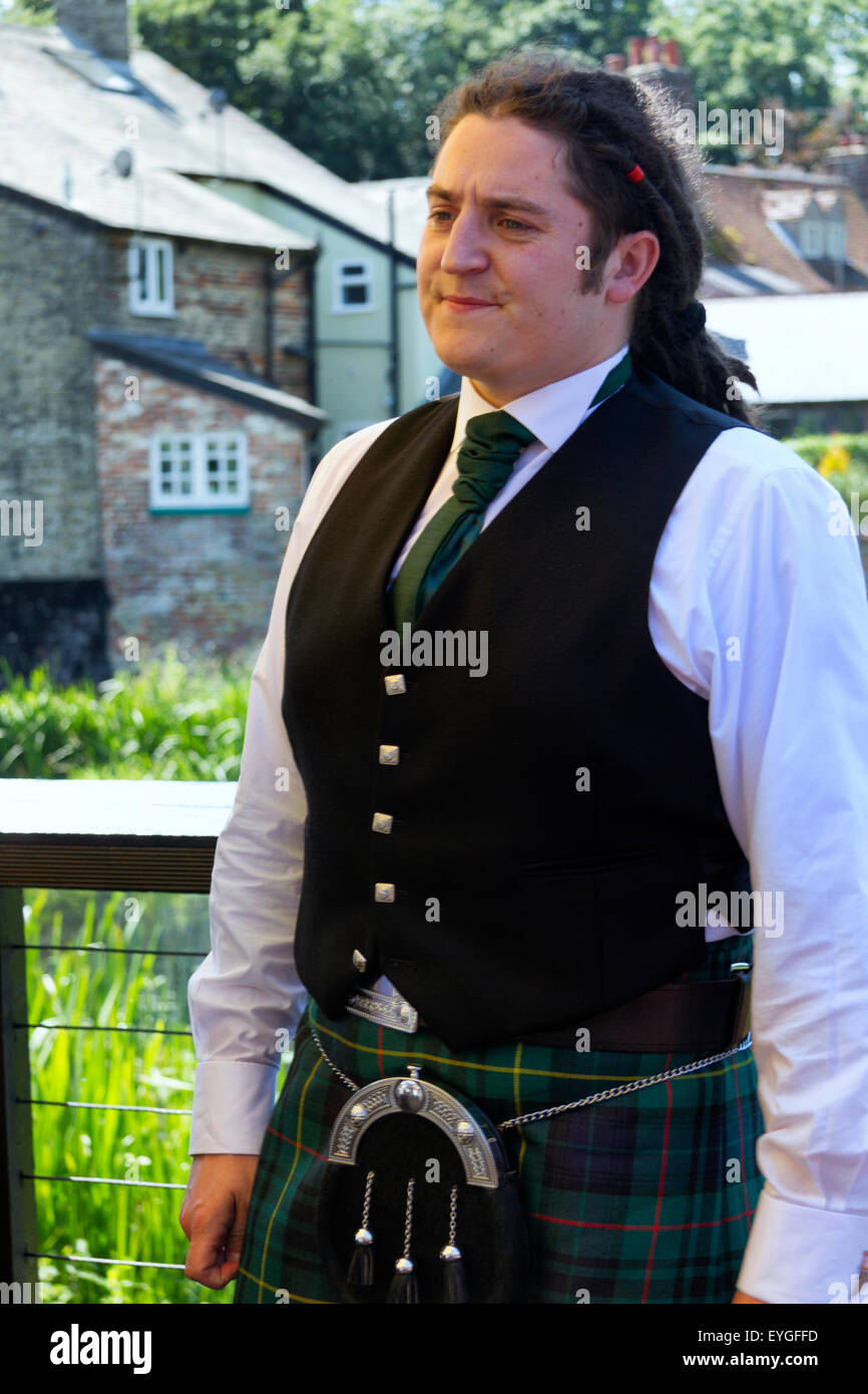 Uomo con dreadlocks in highland scozzesi vestito Foto Stock
