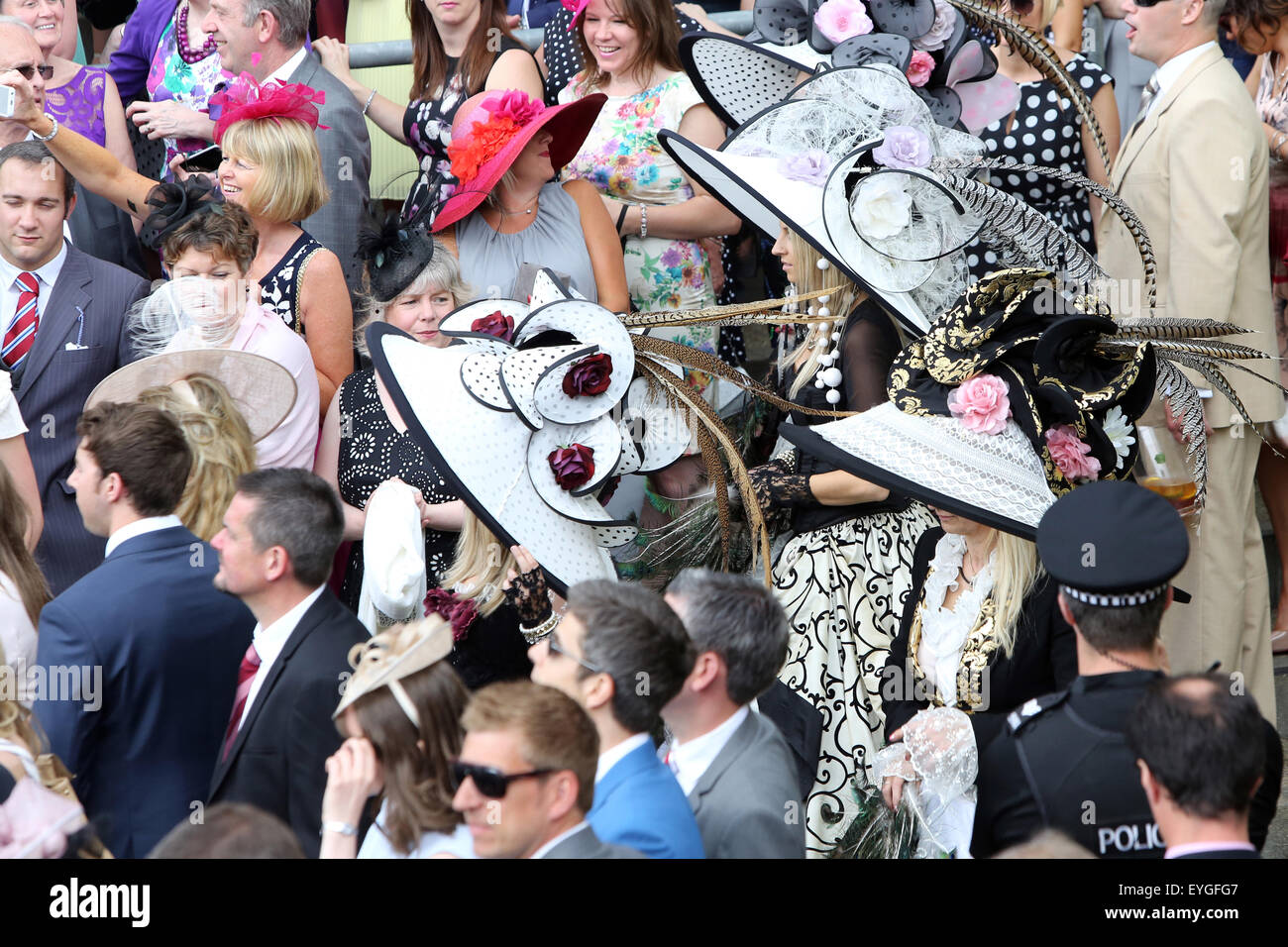 Ascot, Regno Unito, elegantemente vestito di persone sul Racecourse Foto Stock