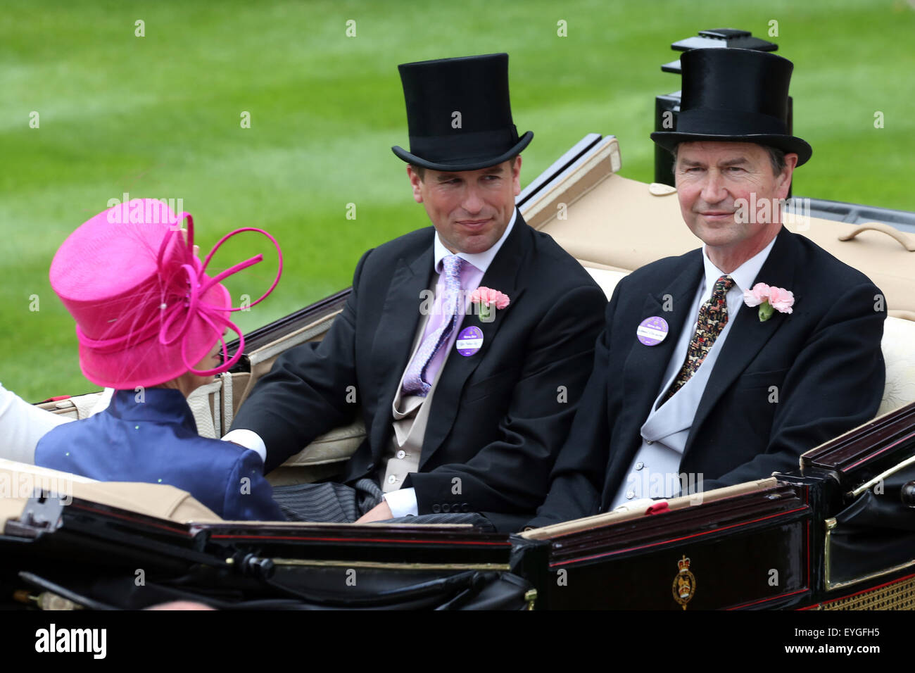 Ascot, Regno Unito, Peter Phillips (sinistra) e Sir Tim Laurence seduto in un carrello Foto Stock
