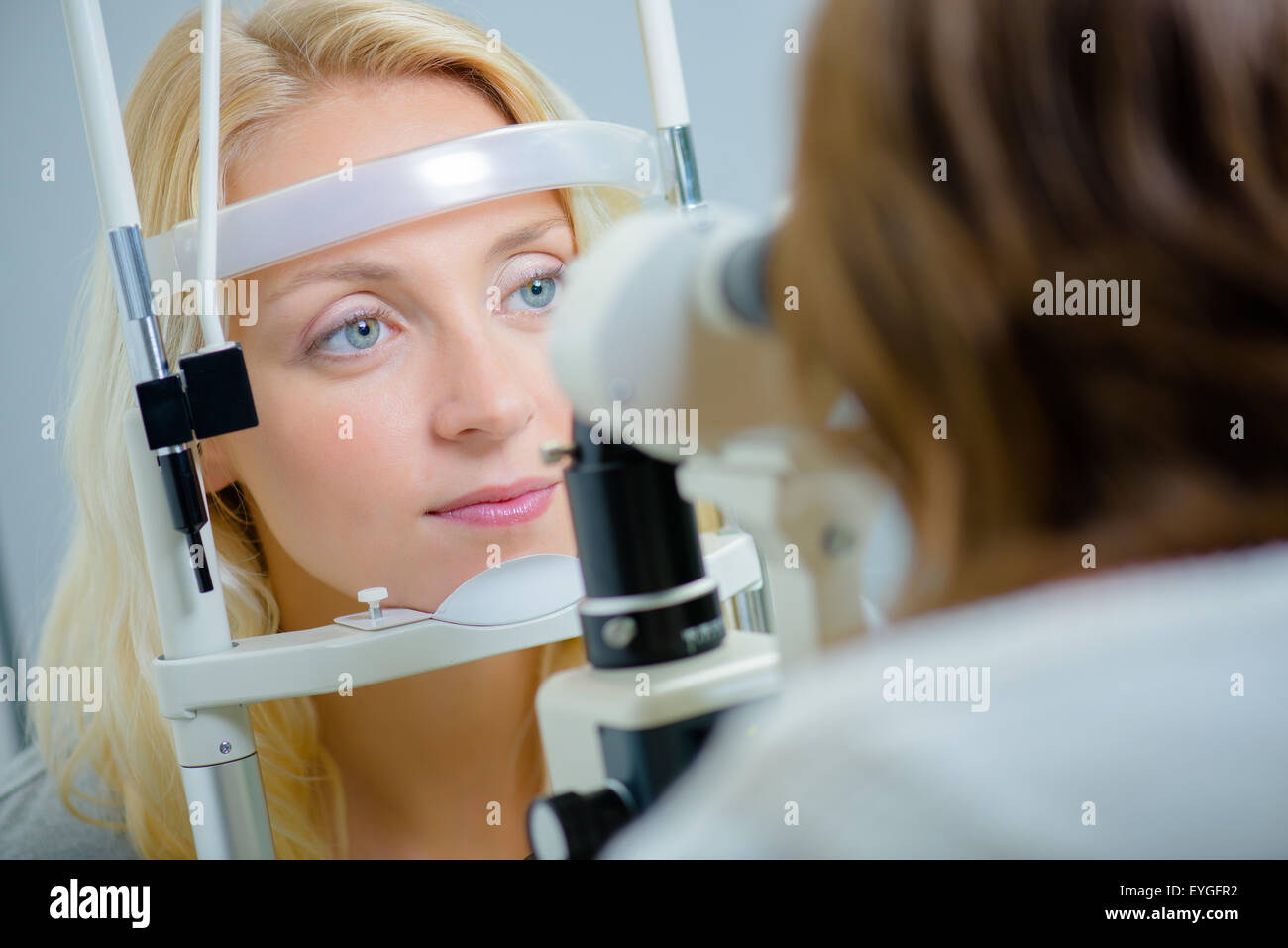 Signora avente un esame degli occhi Foto Stock