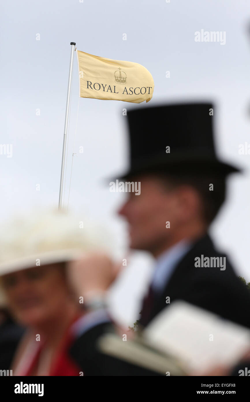 Ascot, Regno Unito, bandiera l'ippodromo al vento Foto Stock