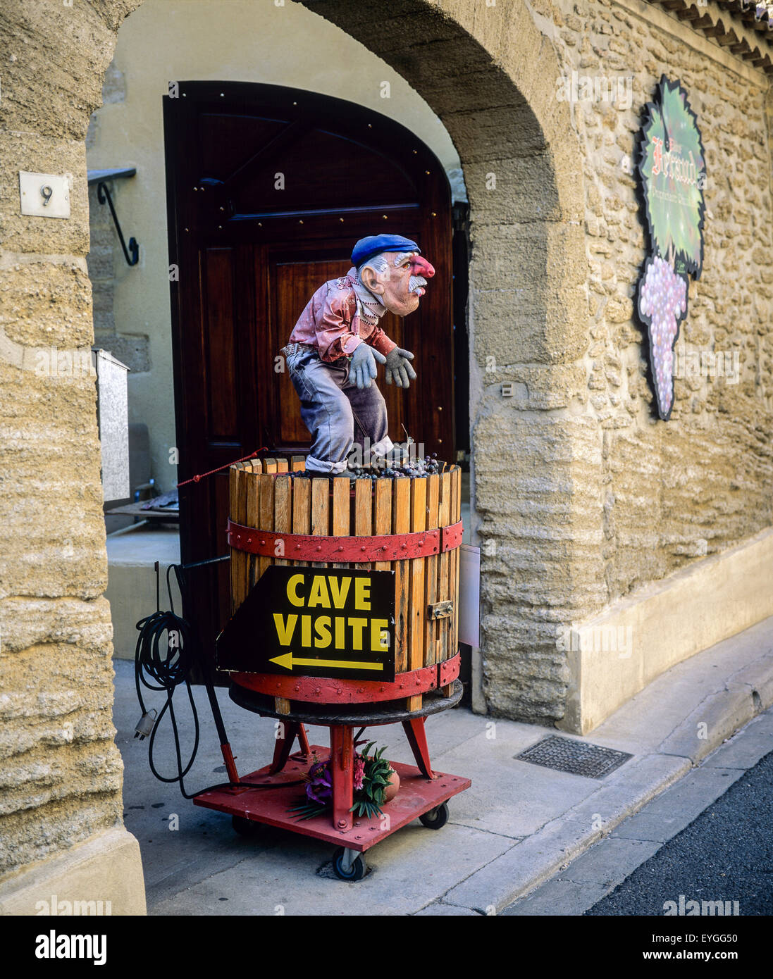 Segno cantina viticoltore, automa che treading uve da piedi, Châteauneuf-du-Pape, Vaucluse, Provenza, Francia, Europa Foto Stock