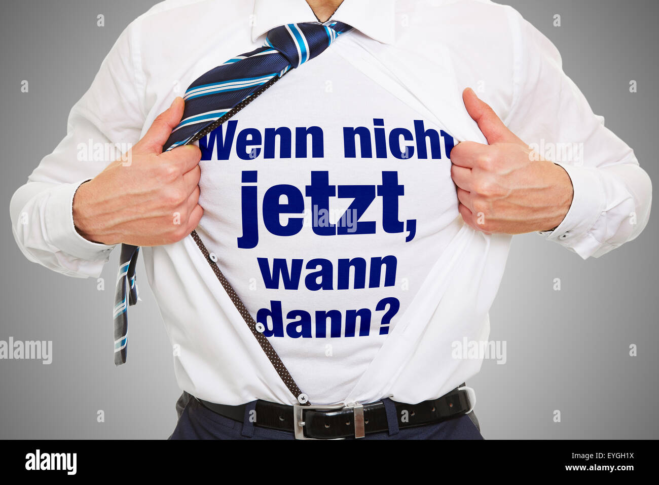 In tedesco il concetto di motivazione "Wenn nicht jetzt, wann dann?" (se non ora quando poi) su una camicia Foto Stock