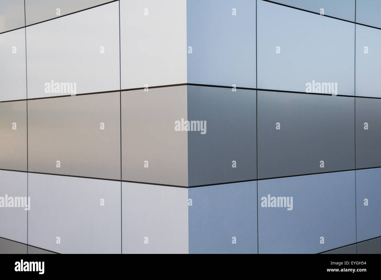 Dettaglio della parete in metallo con disegno geometrico e simmetrica Foto Stock