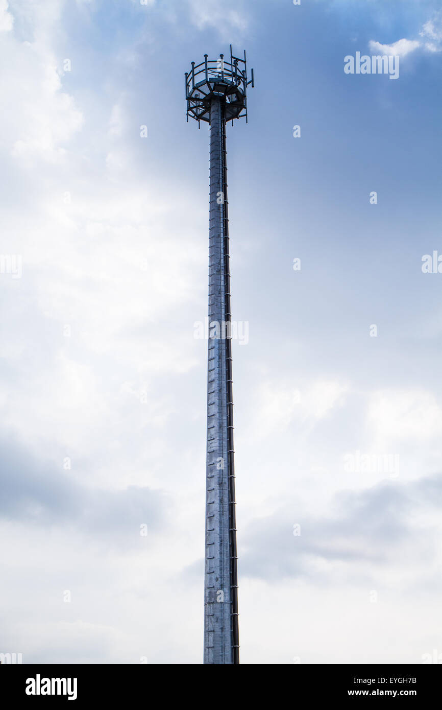 Antenna di trasmissione per i servizi di telefonia, palo alto metallo Foto Stock