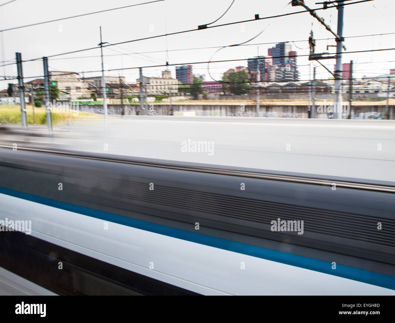 Foto sfocata treno su scambio ferroviario Foto Stock