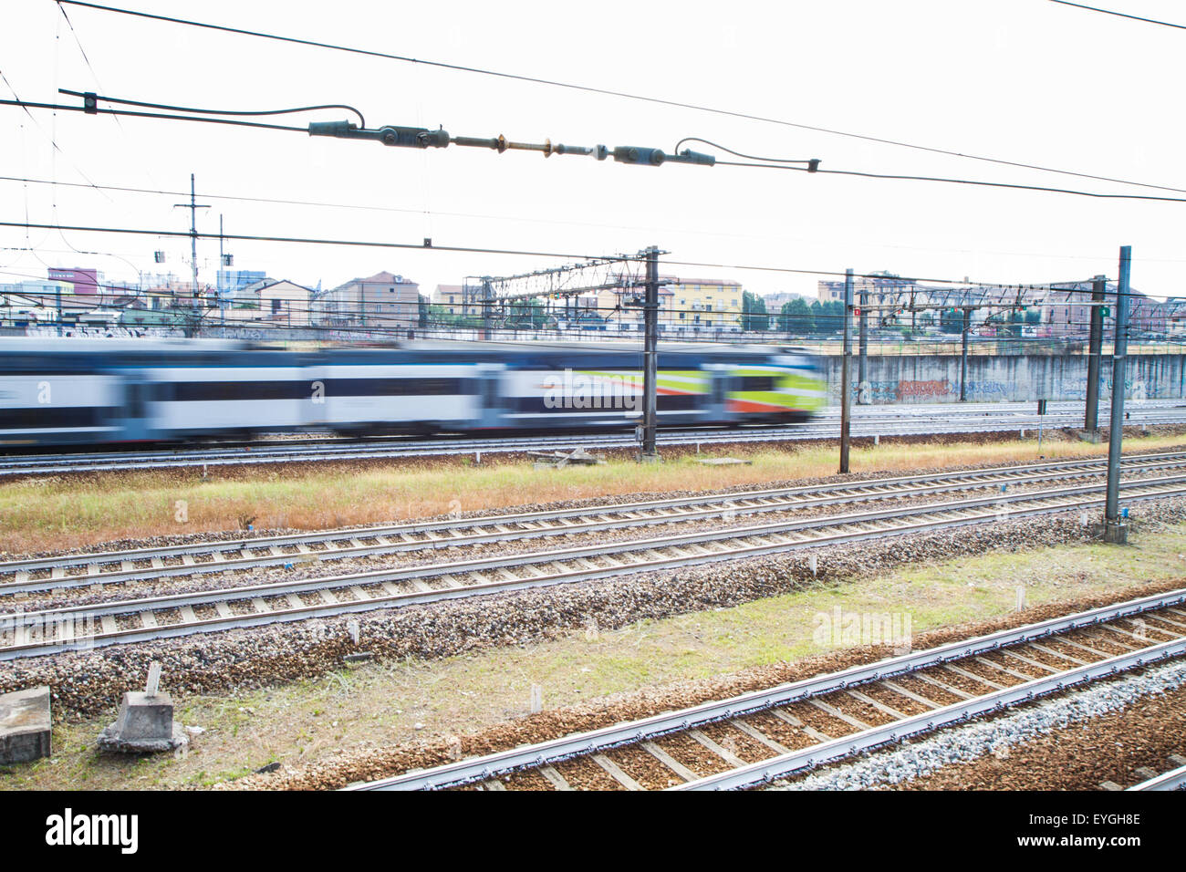 Foto sfocata treno su scambio ferroviario Foto Stock