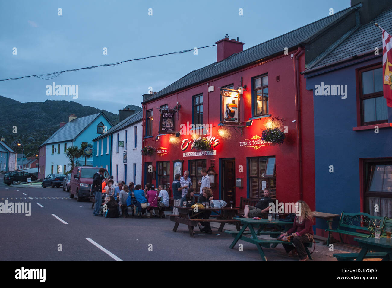 Regno Unito e Irlanda, nella contea di Cork, Allihies, pub al crepuscolo Foto Stock