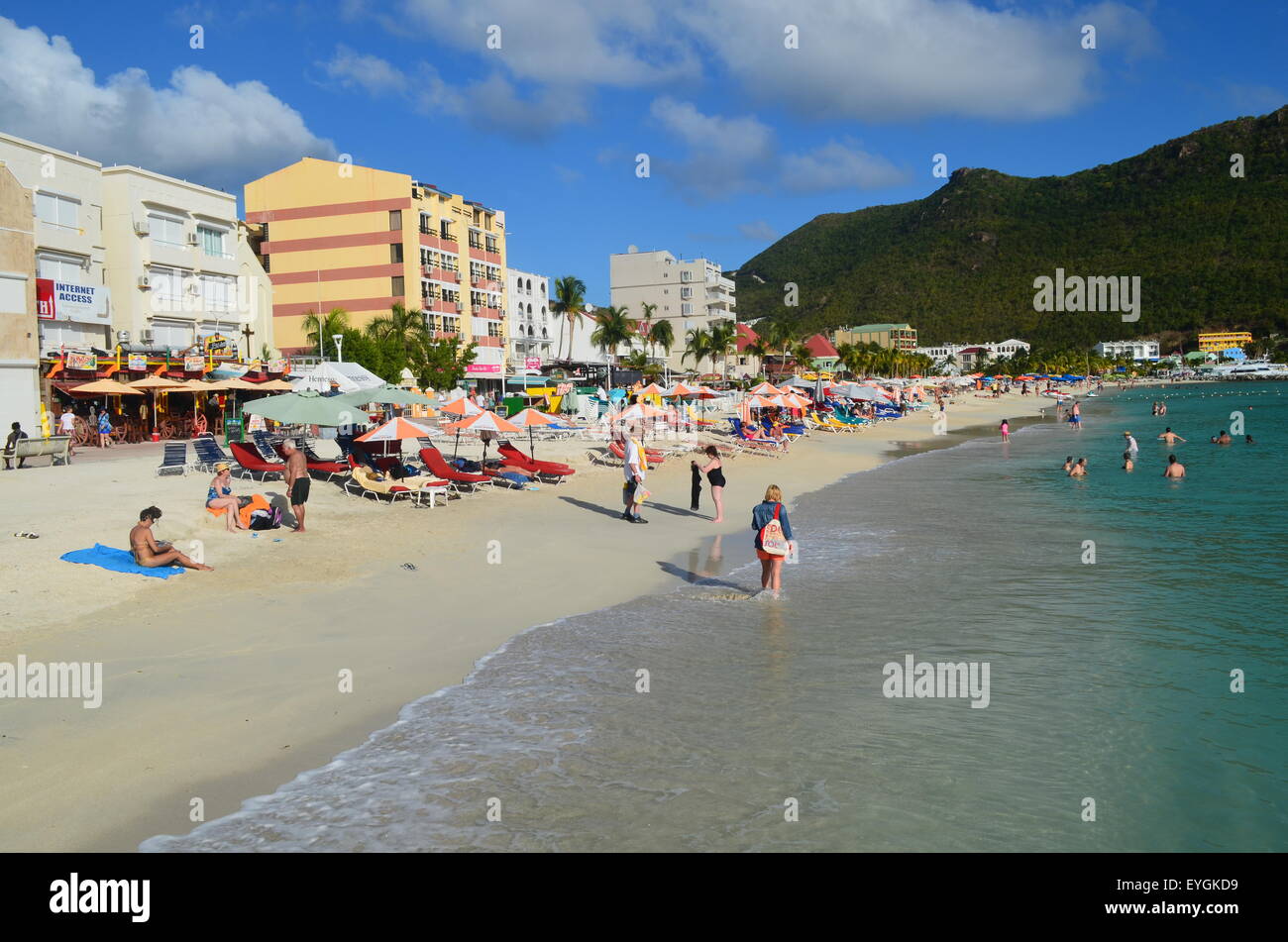 La spiaggia nel centro di Phillipsburg, Sint Maarten nelle Antille olandesi Foto Stock