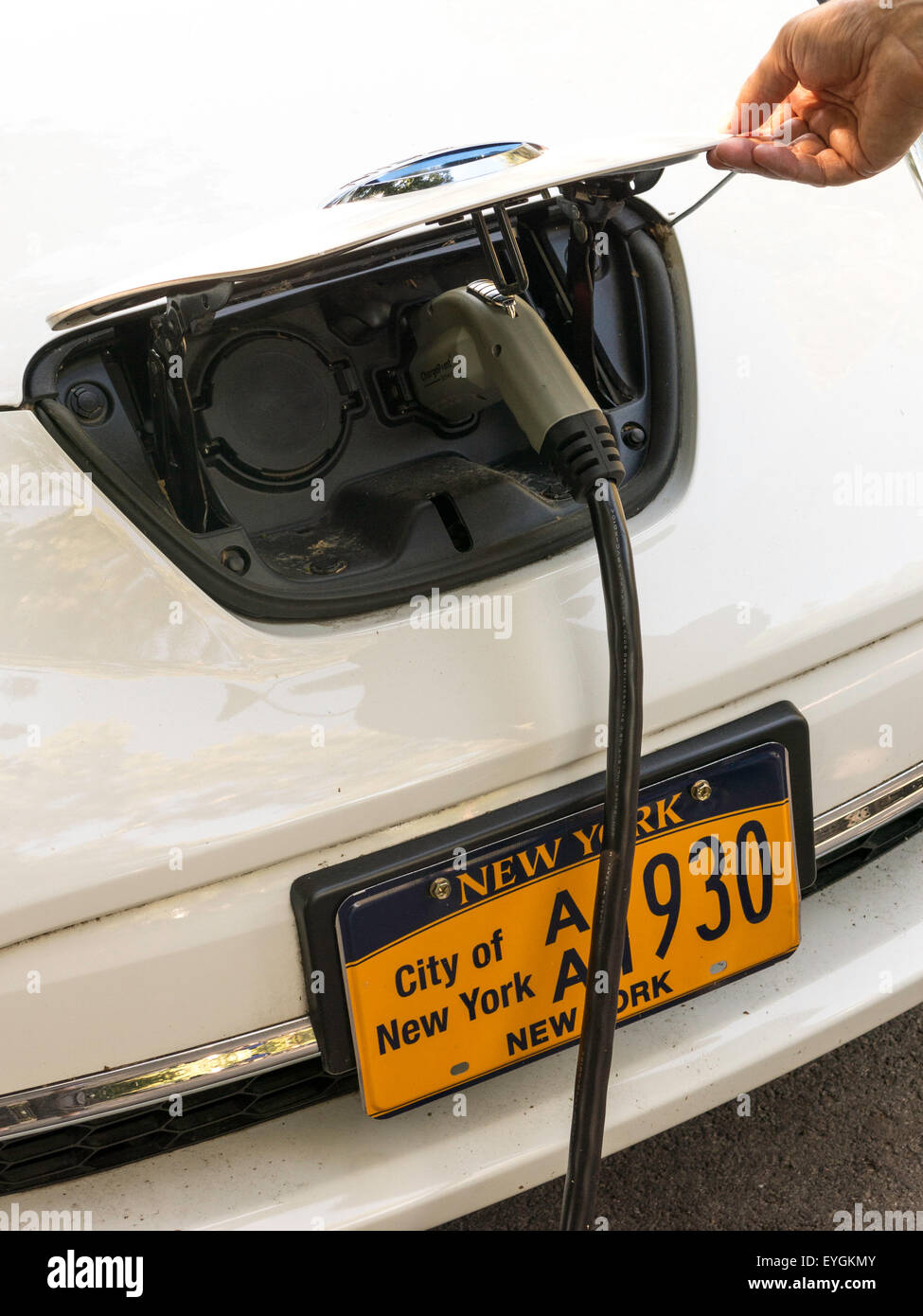 Il veicolo elettrico stazione di carica,NYC Foto Stock