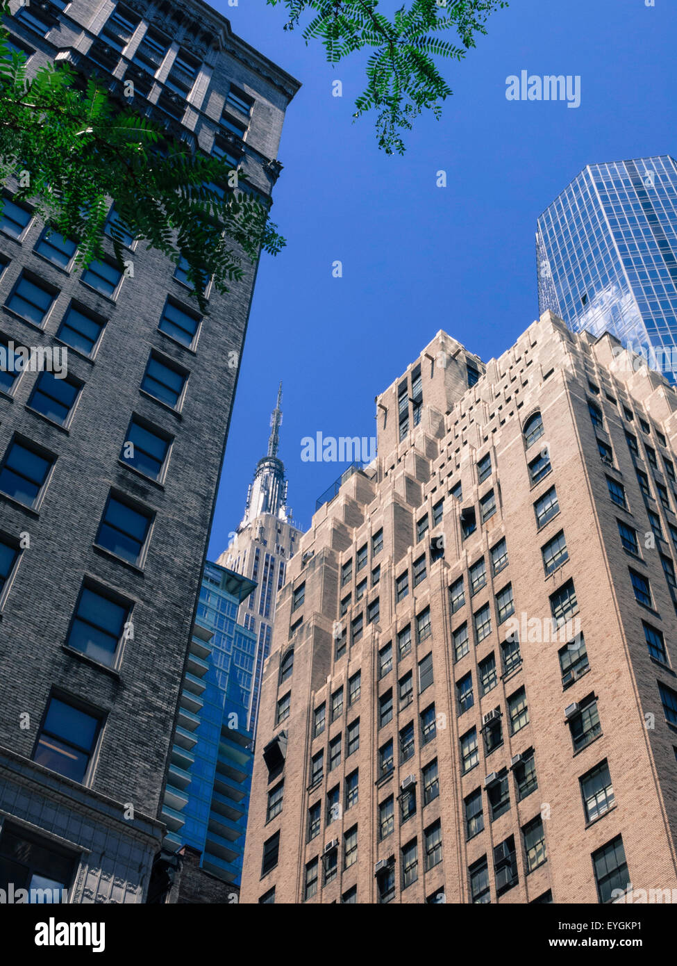 Grattacieli lungo Madison Avenue con Empire State Building in background, NYC, STATI UNITI D'AMERICA Foto Stock