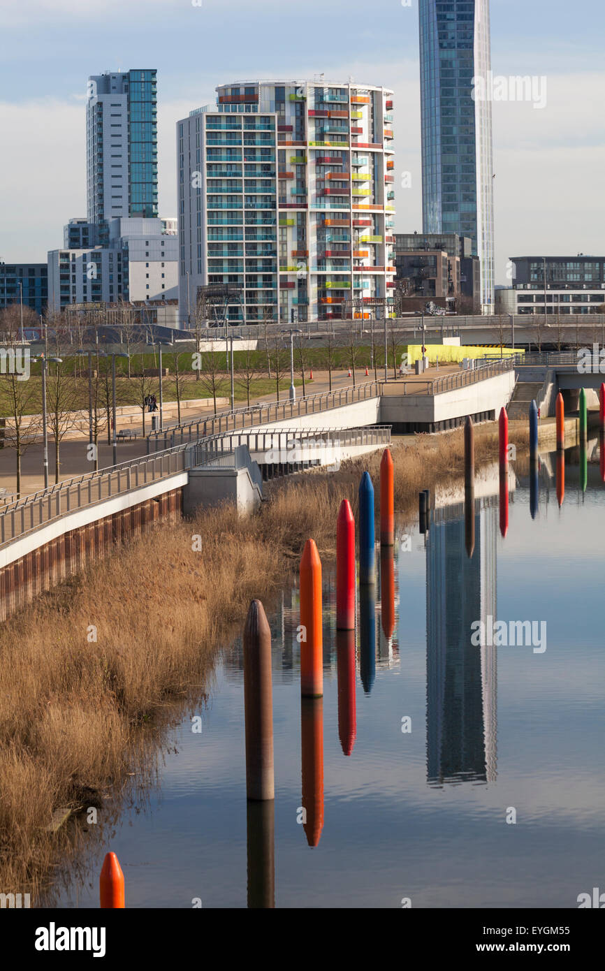Icona Torre di Stratford blocchi nel fiume Lea con stele crayon sculture al parco giochi olimpici di Londra nel mese di marzo Foto Stock