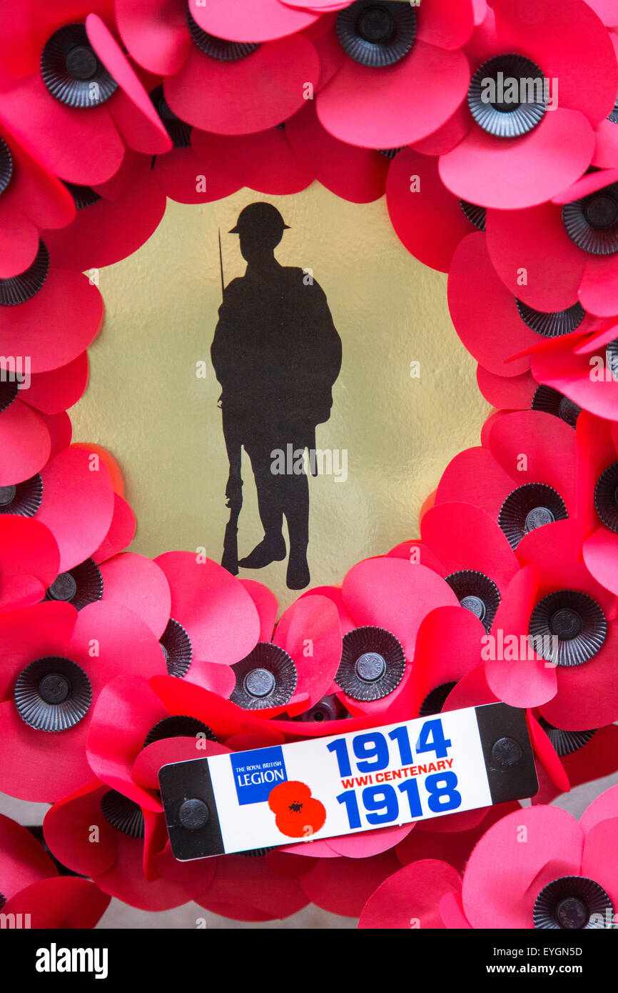 British ghirlanda di papavero per la prima guerra mondiale un soldato durante la commemorazione del centenario della prima guerra mondiale Foto Stock