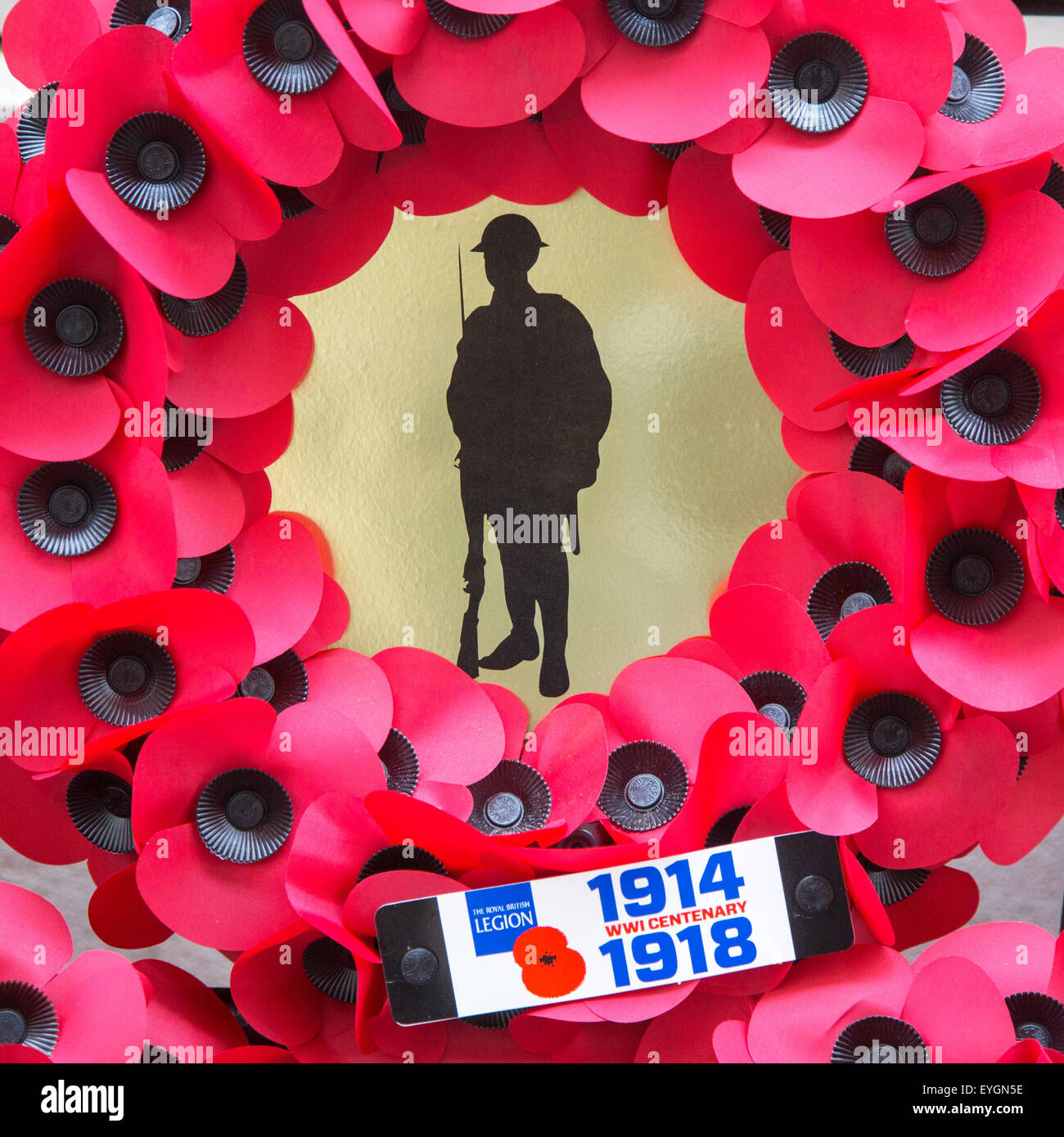 British ghirlanda di papavero per la prima guerra mondiale un soldato durante la commemorazione del centenario della prima guerra mondiale Foto Stock