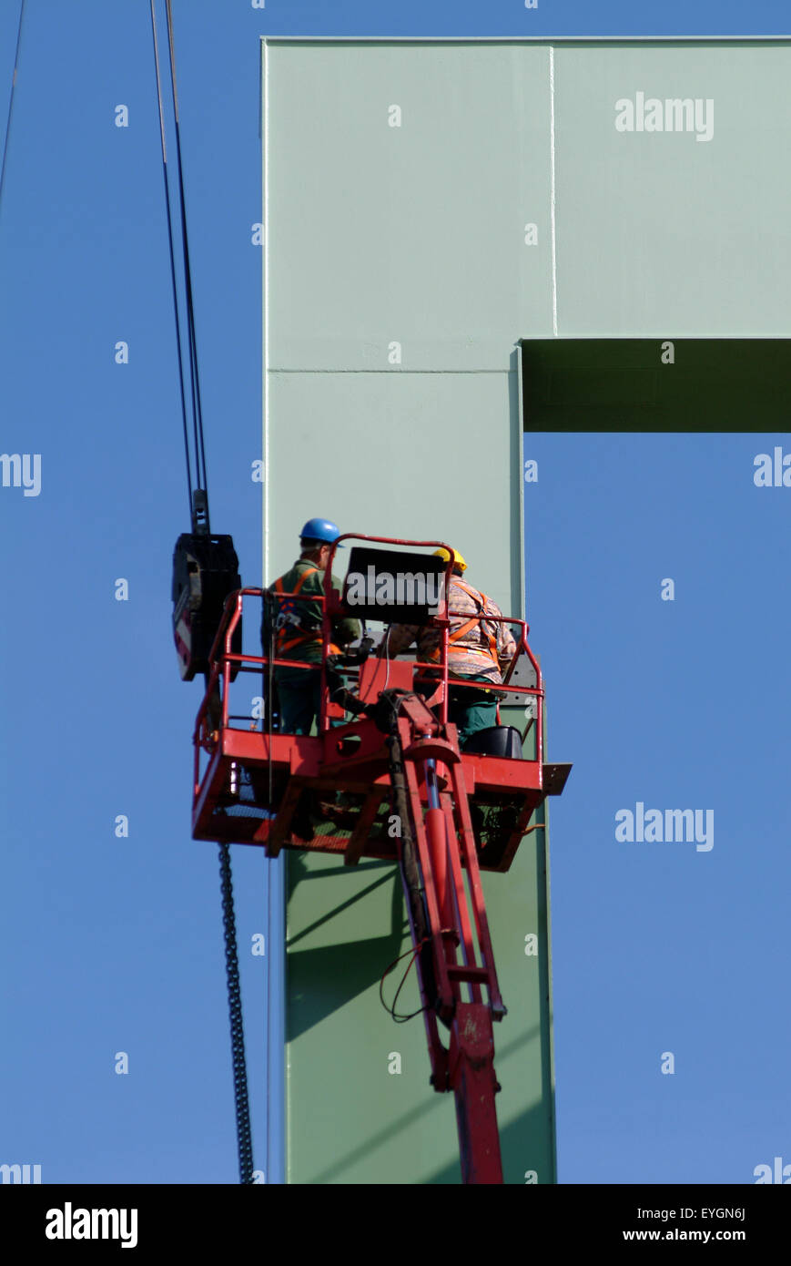 Due lavoratore installando un server testa di ponte di metallo in un porto Foto Stock