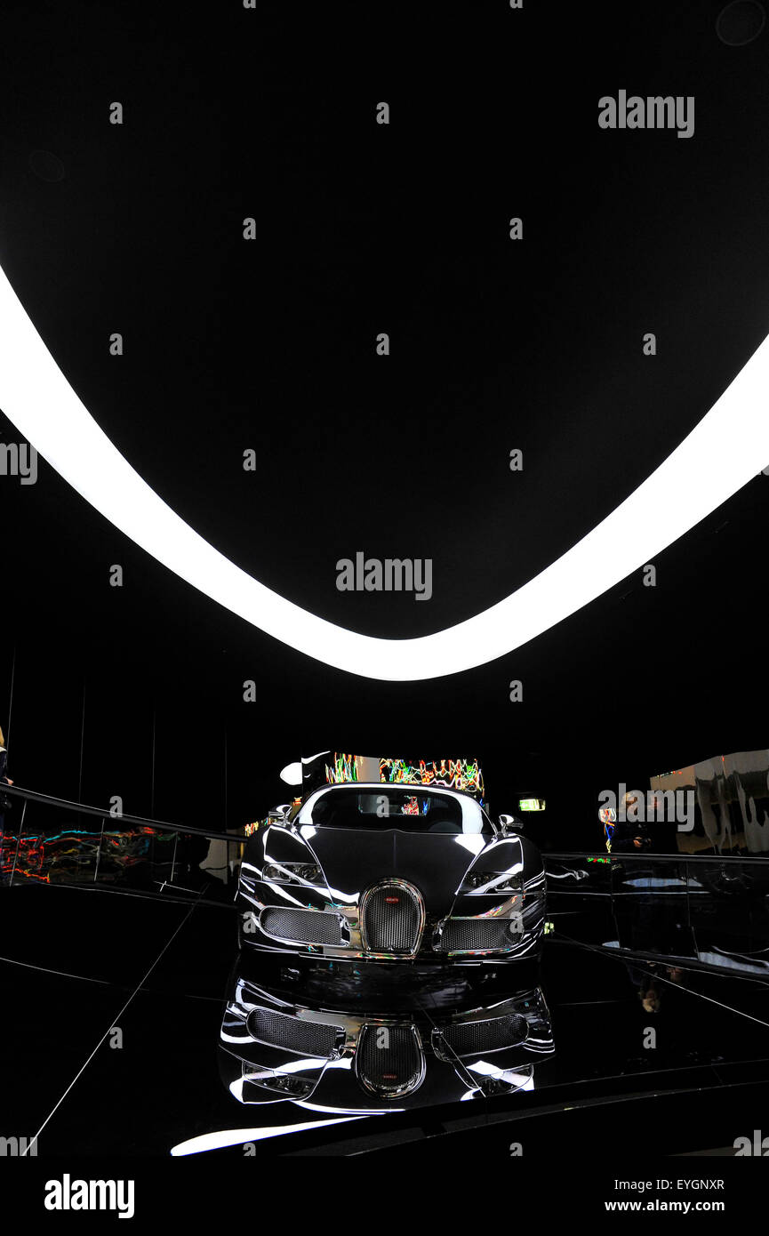 Placcato in argento Bugatti Veyron sul display all'Autostadt, stabilimento Volkswagen a Wolfsburg Bassa Sassonia Germania Europa Foto Stock