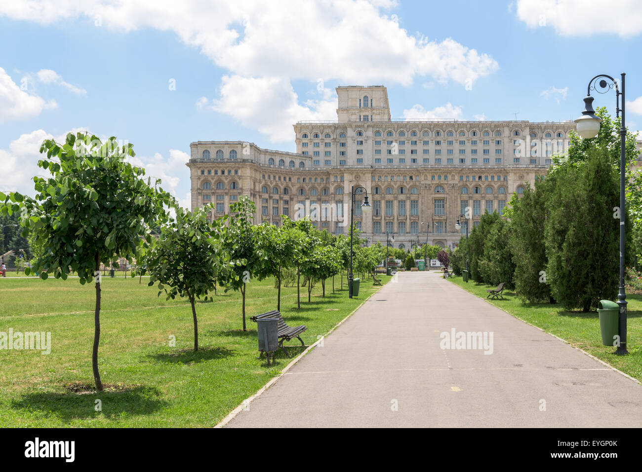 Il parco pubblico Izvor a Bucarest è stato costruito nel 1985 ed è situato proprio accanto al Palazzo del Parlamento (Casa Poporului). Foto Stock