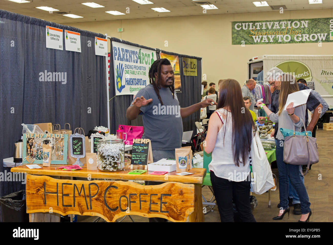 Denver, Colorado - un espositore promuove la canapa caffè a INDO Expo, la marijuana trade show. Foto Stock