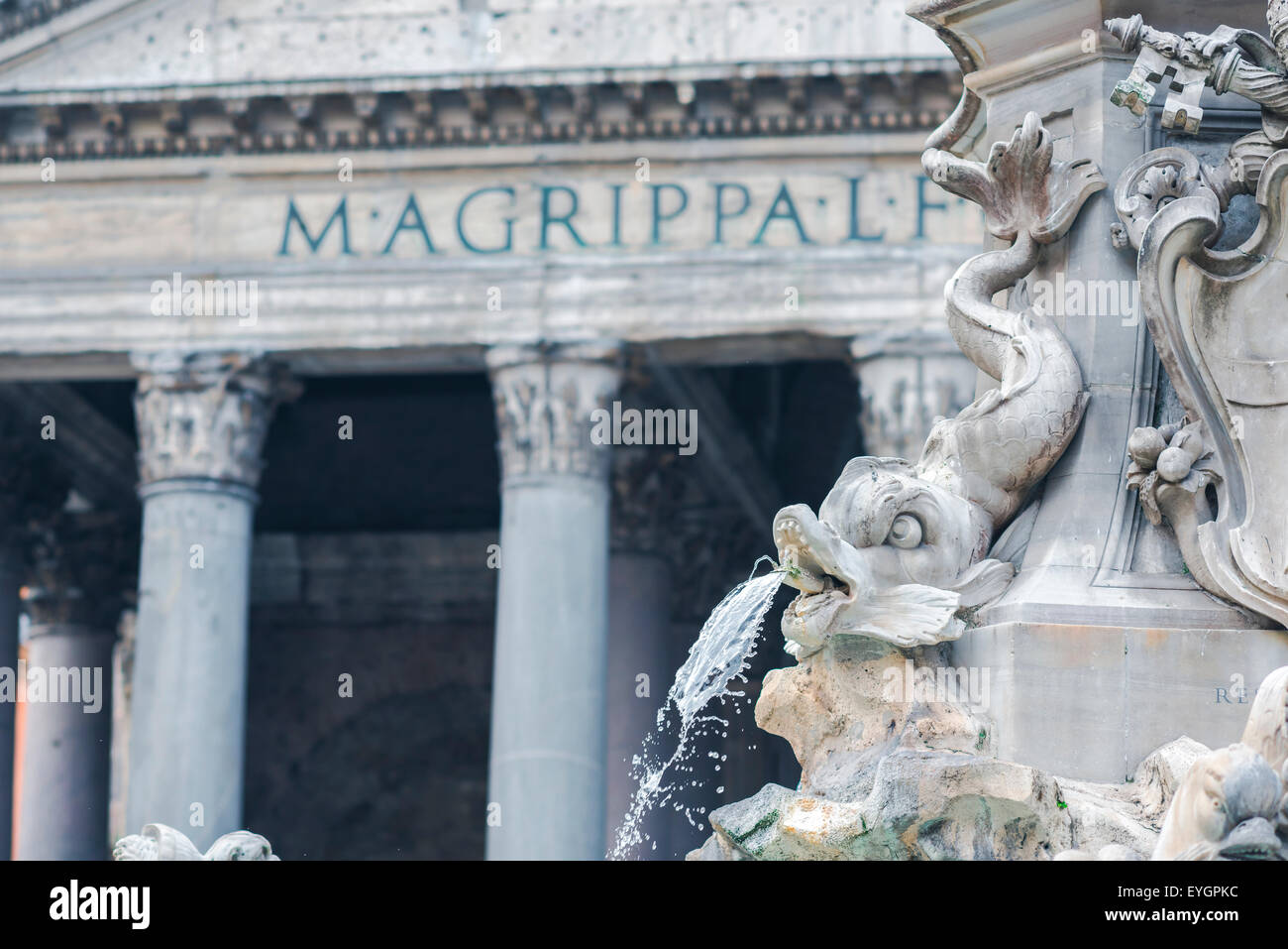 Italia architettura, dettaglio della fontana barocca in Piazza della Rotonda con il portico del Pantheon in background, Roma, Italia Foto Stock
