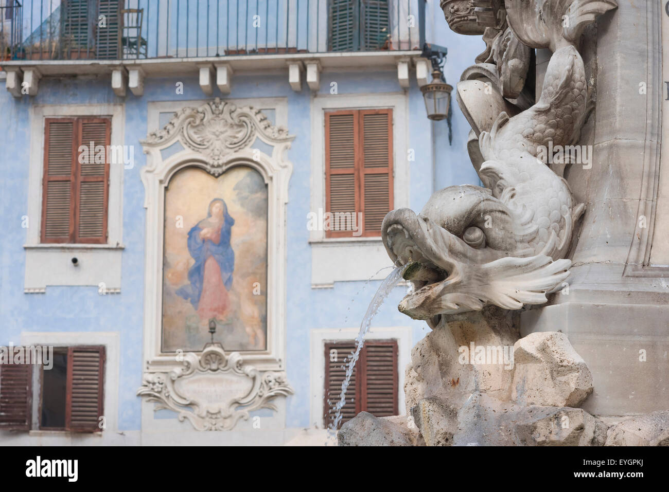 Arte barocca italiana, particolare della Fontana barocca del Pantheon e affresco della madonna in Piazza della rotonda, Centro storico, Roma, Italia. Foto Stock