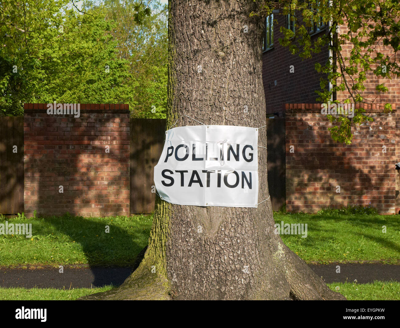 Stazione di polling segno su albero REGNO UNITO Foto Stock