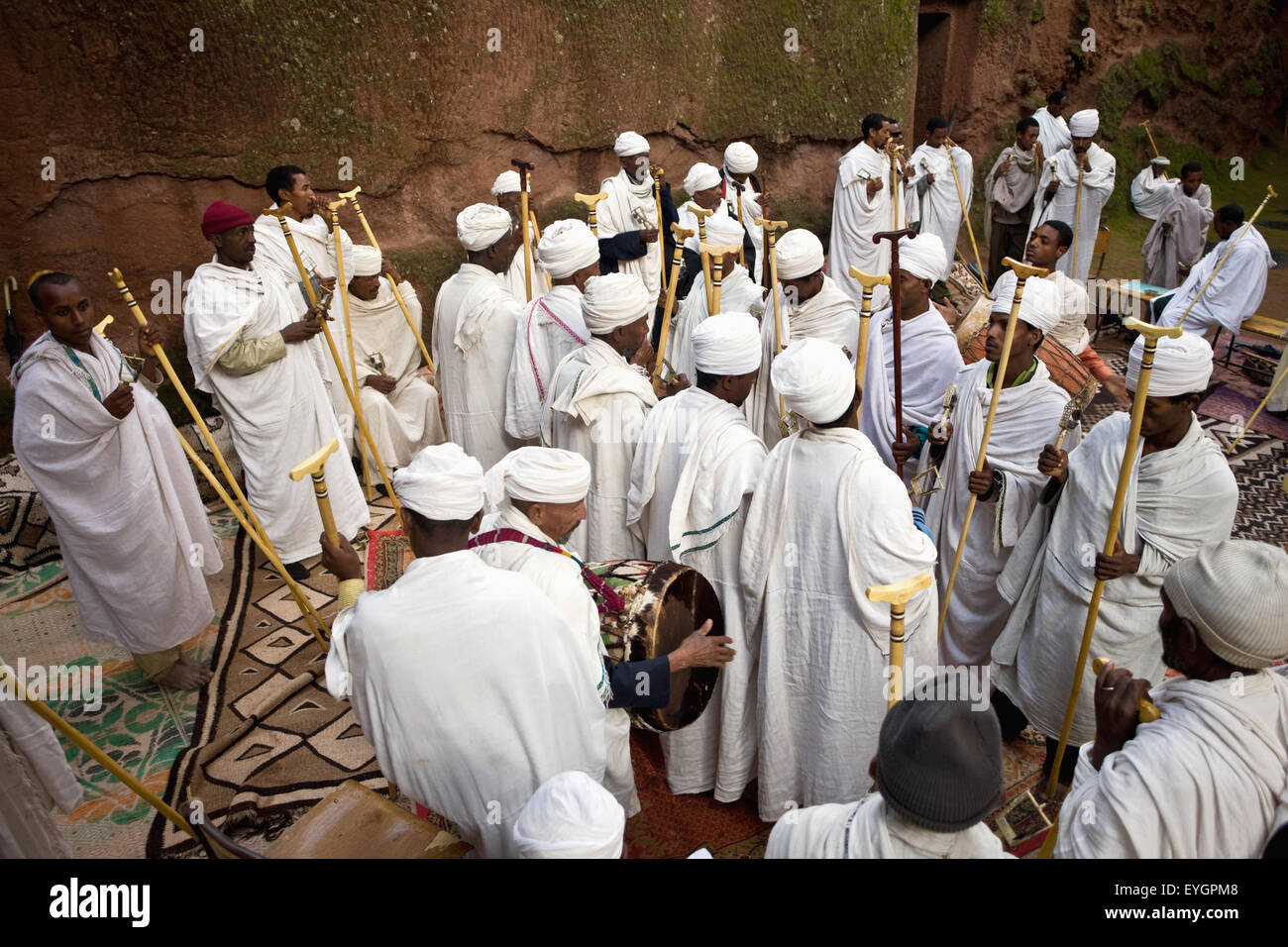 Etiopia, Ortodossa Etiope diaconi indossano tuniche Shamma nel cortile di  un Foto stock - Alamy