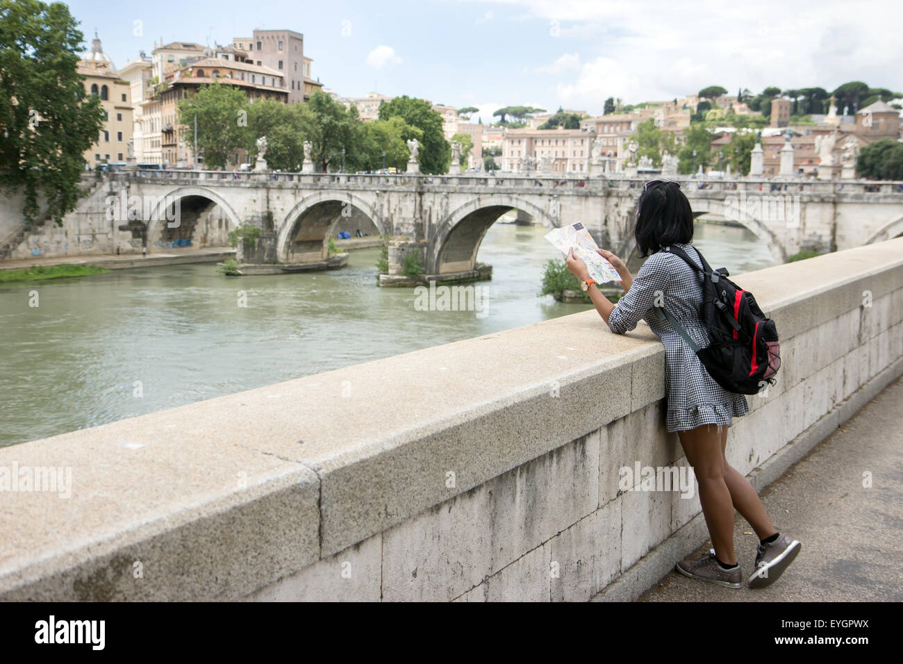 Tourist guarda la mappa nel centro di Roma Foto Stock