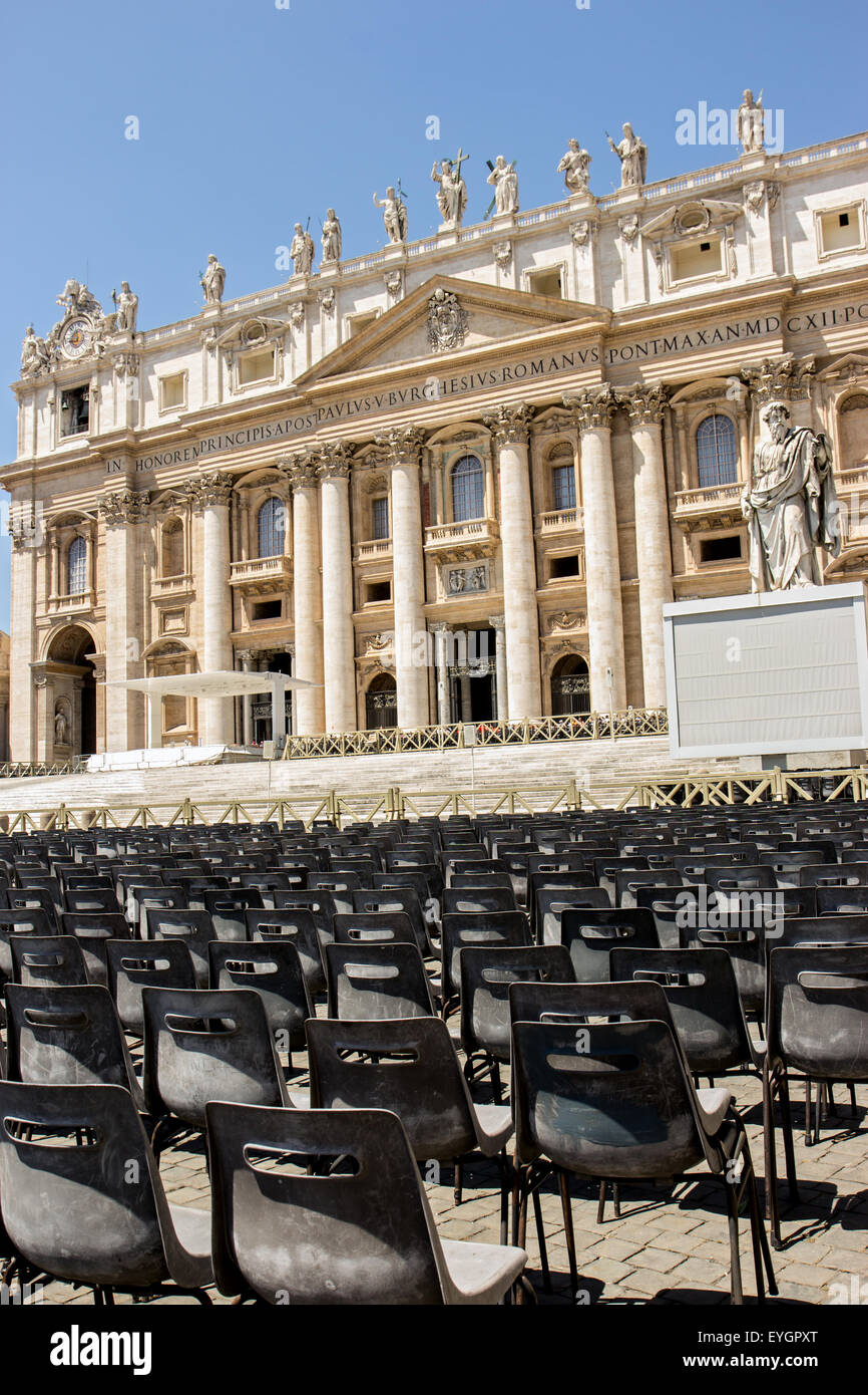 Sedia per l udienza generale nella Basilica di San Pietro in Vaticano Foto Stock