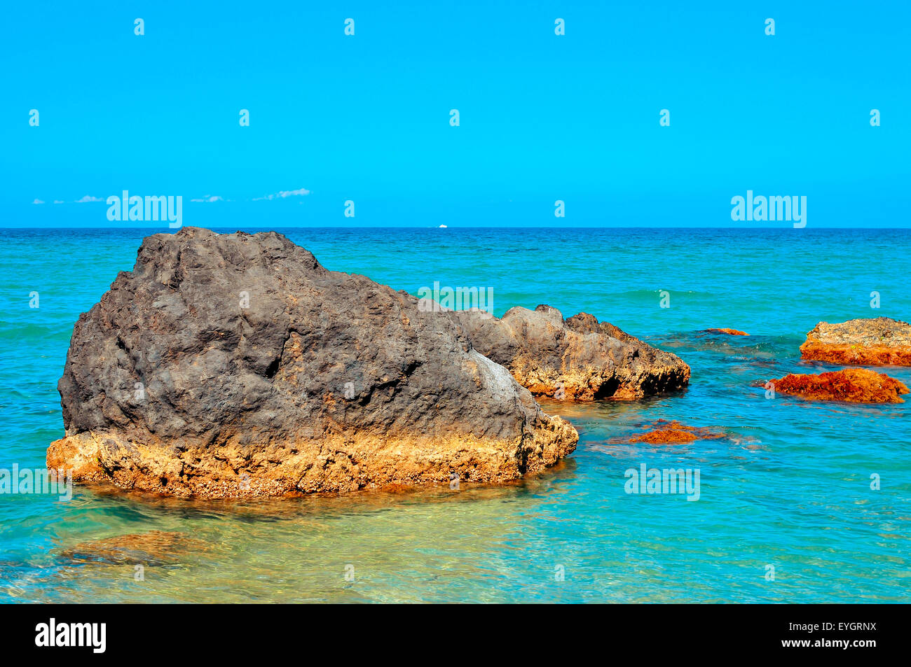 Un tranquillo paesaggio del Mar Mediterraneo in Isola di Ibiza, Spagna, con l'orizzonte in background Foto Stock