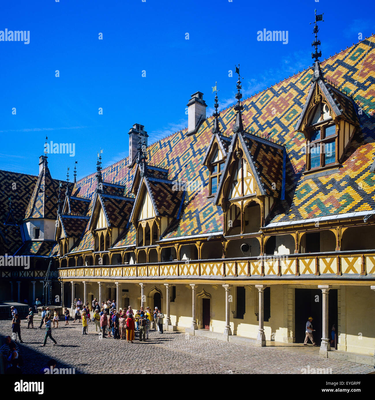 I visitatori nel cortile principale, l'Hôtel-Dieu, 'Hospices de Beaune", Beaune, Côte-d'Or, Borgogna, in Francia, in Europa Foto Stock I visitatori nel cortile principale, l'Hôtel-Dieu, 'Hospices de Beaune", Beaune, Côte-d'Or, Borgogna, in Francia, in Europa Foto Stock