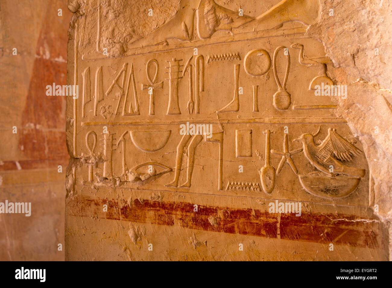 Le sculture in legno colorato e geroglifici presso il tempio di Hatshepsut vicino alla Valle dei Re, Luxor, Egitto Foto Stock